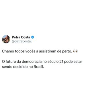 Petra Costa Instagram - Amanhã, 2 de setembro, é um dia histórico — para o Brasil e para o mundo.
O Supremo Tribunal Federal inicia o julgamento de Jair Bolsonaro por sua tentativa de golpe — um plano que, se tivesse sido bem-sucedido, poderia ter matado o recém-eleito presidente Lula, seu vice-presidente e o ministro do STF Alexandre de Moraes. Pela primeira vez na história, um ex-presidente brasileiro será julgado no Supremo Tribunal Federal por tentar subverter a democracia pela força.
Mas a importância vai além do Brasil. Este julgamento marca a possibilidade de nosso país se tornar o primeiro no mundo a derrotar a onda populista-fascista contemporânea. Enquanto Donald Trump não enfrenta nenhum julgamento pelo 6 de janeiro, no Brasil as instituições estão responsabilizando Bolsonaro — mesmo diante das tarifas que Trump agora impõe para proteger seu aliado.
Na semana passada, áudios vazados confirmaram o que Apocalipse nos Trópicos já havia previsto: a intimidade de bastidores entre púlpito e política, em que o pastor Silas Malafaia orienta Bolsonaro sobre como pressionar o Supremo, e em que o ex-presidente — num momento bizarro e revelador de sua fragilidade psicológica — admite que não pode agir porque está sofrendo uma crise de soluços. Esses áudios mostram Malafaia não apenas como conselheiro, mas como um verdadeiro mentor, puxando os fios enquanto Bolsonaro hesita e vacila.
Mas esta não é a última página dessa história. Trump quase certamente tentará interferir nas eleições brasileiras no próximo ano. O julgamento de amanhã não é só sobre o Bolsonaro — é sobre ver se a democracia consegue resistir a quem diz defendê-la enquanto trabalha pra destruí-la.
Chamo todos você a assisterem atentatmente!