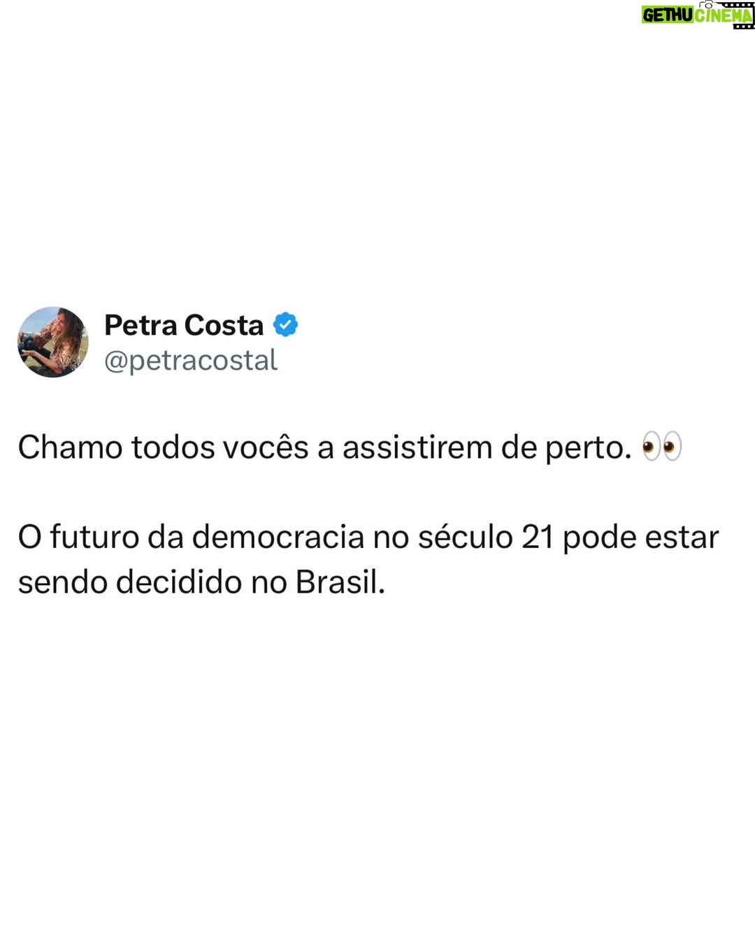 Petra Costa - 34.6K Likes - Amanhã, 2 de setembro, é um dia histórico — para o Brasil e para o mundo.
O Supremo Tribunal Federal inicia o julgamento de Jair Bolsonaro por sua tentativa de golpe — um plano que, se tivesse sido bem-sucedido, poderia ter matado o recém-eleito presidente Lula, seu vice-presidente e o ministro do STF Alexandre de Moraes. Pela primeira vez na história, um ex-presidente brasileiro será julgado no Supremo Tribunal Federal por tentar subverter a democracia pela força.
Mas a importância vai além do Brasil. Este julgamento marca a possibilidade de nosso país se tornar o primeiro no mundo a derrotar a onda populista-fascista contemporânea. Enquanto Donald Trump não enfrenta nenhum julgamento pelo 6 de janeiro, no Brasil as instituições estão responsabilizando Bolsonaro — mesmo diante das tarifas que Trump agora impõe para proteger seu aliado.
Na semana passada, áudios vazados confirmaram o que Apocalipse nos Trópicos já havia previsto: a intimidade de bastidores entre púlpito e política, em que o pastor Silas Malafaia orienta Bolsonaro sobre como pressionar o Supremo, e em que o ex-presidente — num momento bizarro e revelador de sua fragilidade psicológica — admite que não pode agir porque está sofrendo uma crise de soluços. Esses áudios mostram Malafaia não apenas como conselheiro, mas como um verdadeiro mentor, puxando os fios enquanto Bolsonaro hesita e vacila.
Mas esta não é a última página dessa história. Trump quase certamente tentará interferir nas eleições brasileiras no próximo ano. O julgamento de amanhã não é só sobre o Bolsonaro — é sobre ver se a democracia consegue resistir a quem diz defendê-la enquanto trabalha pra destruí-la.
Chamo todos você a assisterem atentatmente!