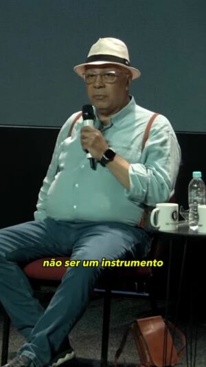 Petra Costa Instagram - “Provavelmente seremos o único país que conseguiu responder ao novo nazismo.”
Enquanto democracias modernas falham em conter o fascismo — como destacou @ariovaldo no nosso encontro na @igrejabetesda
— o Brasil está protagonizando uma virada histórica. Na capa da The Economist, Jair Bolsonaro aparece com o icônico chapéu do “Viking do Capitólio”, símbolo do ataque anti-democrático nos EUA . A revista enxerga o julgamento no STF como um marco de maturidade democrática e uma lição para os Estados Unidos — país que hoje parece estar se tornando mais corrupto, protecionista e autoritário.
Ariovaldo nos lembra que estamos nos tornando um raro exemplo global de resistência ao fascismo. A capa da Economist ecoa isso — e o mundo observa. O grande desafio está lançado.