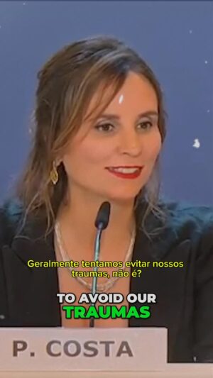 Petra Costa Instagram - A primeira coletiva de imprensa do nosso Apocalipse no Festival de Veneza.
Vejo trauma como um vortex. Se a gente não lida com ele, ele cresce - dos mais íntimos aos traumas sociais - acredito que a chave seja mergulhar.
E acho que é isso que tento fazer com essas jornadas cinematográficas.
P.s. hoje faz um ano desse dia e dessa estreia em Veneza.
