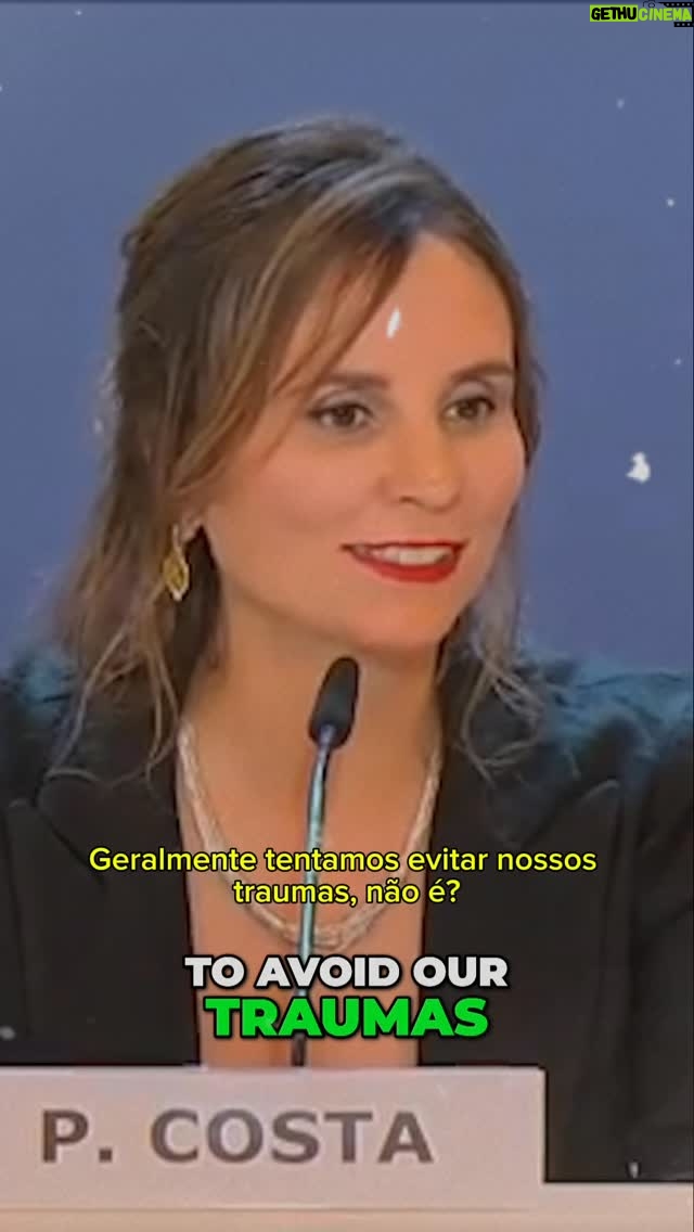 Petra Costa - 6.1K Likes - A primeira coletiva de imprensa do nosso Apocalipse no Festival de Veneza. 

Vejo trauma como um vortex. Se a gente não lida com ele, ele cresce - dos mais íntimos aos traumas sociais - acredito que a chave seja mergulhar. 
E acho que é isso que tento fazer com essas jornadas cinematográficas. 

P.s. hoje faz um ano desse dia e dessa estreia em Veneza.