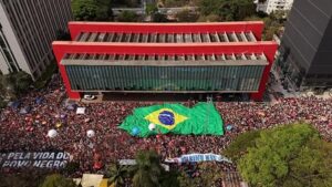 Petra Costa Instagram - É emocionante ver as ruas pulsarem em defesa da democracia. O povo mostra, mais uma vez, que não se negocia o que é justo.
Anistia para golpistas é apagar a história e repetir seus erros. Que a memória seja farol, não esquecimento.