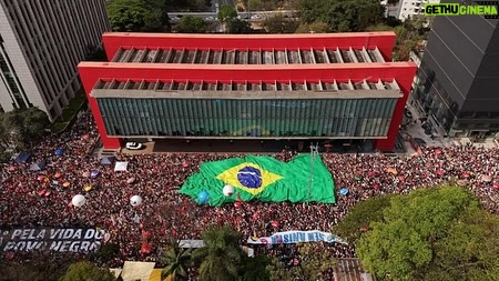 Petra Costa - 6K Likes - É emocionante ver as ruas pulsarem em defesa da democracia. O povo mostra, mais uma vez, que não se negocia o que é justo.

Anistia para golpistas é apagar a história e repetir seus erros. Que a memória seja farol, não esquecimento.