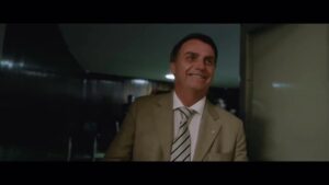 Petra Costa Instagram - Filmei Bolsonaro nos corredores do Congresso em 2017 ele já falava em fechar o STF e exaltava torturadores. A palavra ‘prisão’ rondava como profecia.
Hoje, 2025, ele foi alvo da ação da polícia federal em sua casa e está prestes a usar tornozeleira eletrônica.
Não é ficção. É Brasil.
Assistam Apocalipse nos Tropicos HOJE na Netflix!
———
I filmed Bolsonaro in the corridors of Congress in 2017; he was already talking about closing the Supreme Court and praising torturers. The word ‘prison’ loomed like a prophecy.
Today, 2025, the police raided his house and he is about to wear an electronic ankle bracelet.
This is not fiction. It’s Brazil.
Watch Apocalypse in the Tropics available now on Netflix!