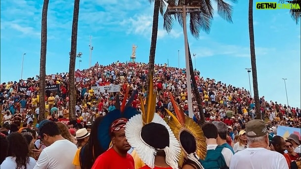 Petra Costa - 6K Likes - É emocionante ver as ruas pulsarem em defesa da democracia. O povo mostra, mais uma vez, que não se negocia o que é justo.

Anistia para golpistas é apagar a história e repetir seus erros. Que a memória seja farol, não esquecimento.