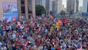 Petra Costa Instagram - É emocionante ver as ruas pulsarem em defesa da democracia. O povo mostra, mais uma vez, que não se negocia o que é justo.
Anistia para golpistas é apagar a história e repetir seus erros. Que a memória seja farol, não esquecimento.