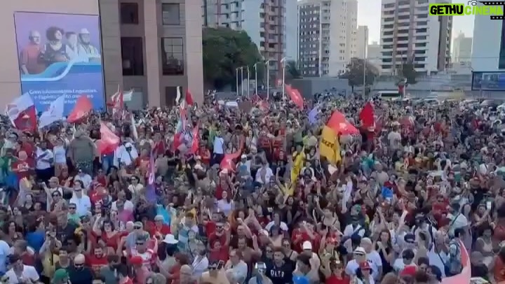 Petra Costa - 6K Likes - É emocionante ver as ruas pulsarem em defesa da democracia. O povo mostra, mais uma vez, que não se negocia o que é justo.

Anistia para golpistas é apagar a história e repetir seus erros. Que a memória seja farol, não esquecimento.