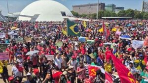 Petra Costa Instagram - É emocionante ver as ruas pulsarem em defesa da democracia. O povo mostra, mais uma vez, que não se negocia o que é justo.
Anistia para golpistas é apagar a história e repetir seus erros. Que a memória seja farol, não esquecimento.