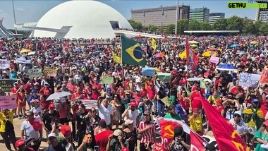 Petra Costa - 6K Likes - É emocionante ver as ruas pulsarem em defesa da democracia. O povo mostra, mais uma vez, que não se negocia o que é justo.

Anistia para golpistas é apagar a história e repetir seus erros. Que a memória seja farol, não esquecimento.