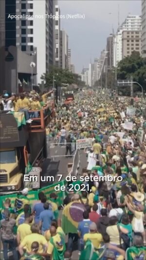 Petra Costa Instagram - Hoje, 7 de setembro, vemos ruas tomadas por vozes que pedem “anistia já”. Bandeiras, faixas, gritos de “Volta Bolsonaro” e “Liberdade não se fatia”. Um microcosmo da polarização que rasga nossa frágil democracia. Um momento ritual de força, convocado como resposta diante da Justiça em processo.
Mas, justamente, a liberdade foi diversas vezes vítimas do que se constrói ali. Em 7 de setembro de 2021, durante ato em Brasília, a equipe do Apocalipse nos Trópicos foi cercada e hostilizada ao tentar registrar os fatos. João Atala (@joaoatala), diretor de fotografia, Fernando Cavalcante, técnico de som, e Adriana Yañez (@adriana_yanez), diretora de unidade adicional, foram agredidos.
Um sinal doloroso de que, entre as multidões, qualquer câmera pode ser alvo. Jornalistas e profissionais da imagem têm enfrentado hostilidade crescente, ecoando cenas de violência política que deveriam ficar nos livros de história, não no cotidiano.
A escalada da agressividade não se restringe à repressão simbólica: toca em quem está atrás das lentes, em quem busca testemunhar, documentar, refletir. Há uma tensão que não suporta o olhar - como se registrar fosse desrespeitar um pacto invisível. Mas é exatamente esse olhar que tentam calar.
Onde estamos quando a rua exige impunidade e simultaneamente ataca quem escolhe documentar os fatos?