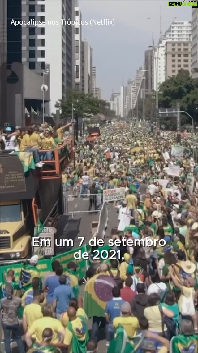 Petra Costa - 25.1K Likes - Hoje, 7 de setembro, vemos ruas tomadas por vozes que pedem “anistia já”. Bandeiras, faixas, gritos de “Volta Bolsonaro” e “Liberdade não se fatia”. Um microcosmo da polarização que rasga nossa frágil democracia. Um momento ritual de força, convocado como resposta diante da Justiça em processo.

Mas, justamente, a liberdade foi diversas vezes vítimas do que se constrói ali. Em 7 de setembro de 2021, durante ato em Brasília, a equipe do Apocalipse nos Trópicos foi cercada e hostilizada ao tentar registrar os fatos. João Atala (@joaoatala), diretor de fotografia, Fernando Cavalcante, técnico de som, e Adriana Yañez (@adriana_yanez), diretora de unidade adicional, foram agredidos.

Um sinal doloroso de que, entre as multidões, qualquer câmera pode ser alvo. Jornalistas e profissionais da imagem têm enfrentado hostilidade crescente, ecoando cenas de violência política que deveriam ficar nos livros de história, não no cotidiano.

A escalada da agressividade não se restringe à repressão simbólica: toca em quem está atrás das lentes, em quem busca testemunhar, documentar, refletir. Há uma tensão que não suporta o olhar - como se registrar fosse desrespeitar um pacto invisível. Mas é exatamente esse olhar que tentam calar.

Onde estamos quando a rua exige impunidade e simultaneamente ataca quem escolhe documentar os fatos?