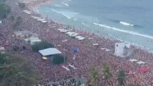 Petra Costa Instagram - É emocionante ver as ruas pulsarem em defesa da democracia. O povo mostra, mais uma vez, que não se negocia o que é justo.
Anistia para golpistas é apagar a história e repetir seus erros. Que a memória seja farol, não esquecimento.