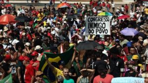 Petra Costa Instagram - É emocionante ver as ruas pulsarem em defesa da democracia. O povo mostra, mais uma vez, que não se negocia o que é justo.
Anistia para golpistas é apagar a história e repetir seus erros. Que a memória seja farol, não esquecimento.