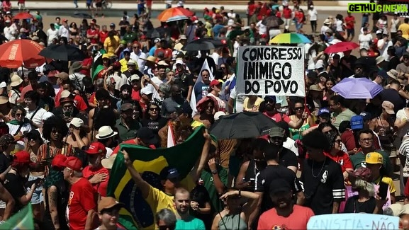 Petra Costa - 6K Likes - É emocionante ver as ruas pulsarem em defesa da democracia. O povo mostra, mais uma vez, que não se negocia o que é justo.

Anistia para golpistas é apagar a história e repetir seus erros. Que a memória seja farol, não esquecimento.