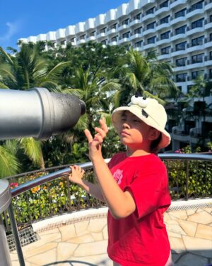 Pham Quynh Anh Instagram - Tới Sentosa mà tìm được chỗ ở dễ
chịu thoải mái như Shangri-La là quá lời. 😍
Không gian xanh mát, phòng thì ấm cúng, nhân viên thì siêu dễ thương và nhiệt tình, phù hợp cho gia đình có các em bé nhỏ. Dù đi du lịch mà luôn thấy thoải mái như ở nhà. 🌿
