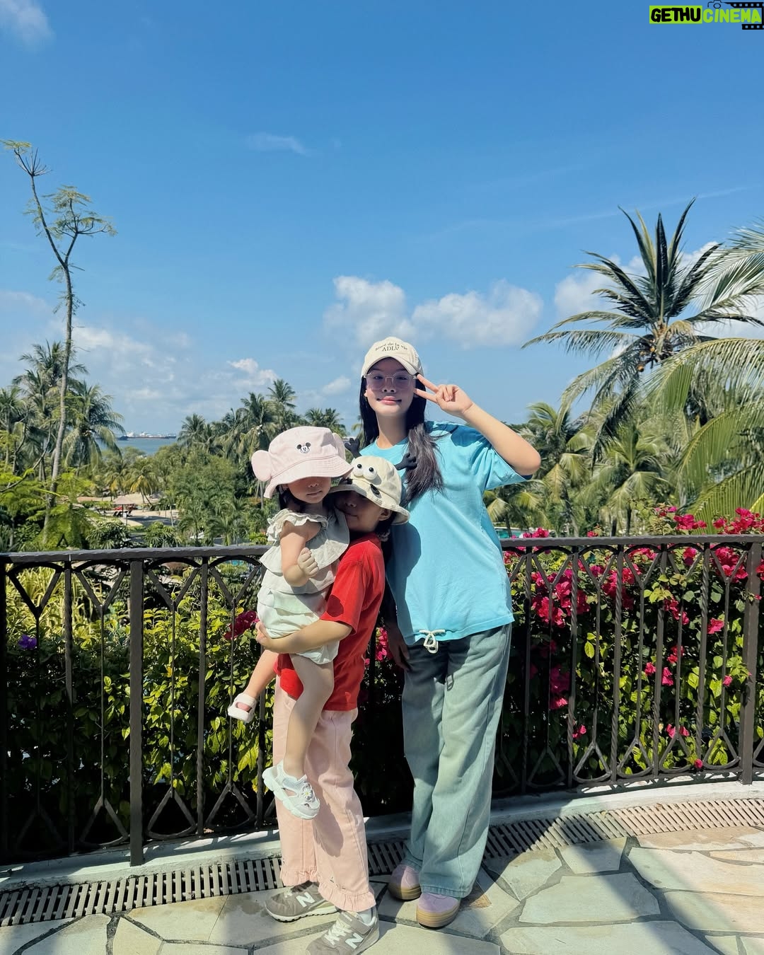 Pham Quynh Anh - 2K Likes - Tới Sentosa mà tìm được chỗ ở dễ 
chịu thoải mái như Shangri-La là quá lời. 😍
Không gian xanh mát, phòng thì ấm cúng, nhân viên thì siêu dễ thương và nhiệt tình, phù hợp cho gia đình có các em bé nhỏ. Dù đi du lịch mà luôn thấy thoải mái như ở nhà. 🌿