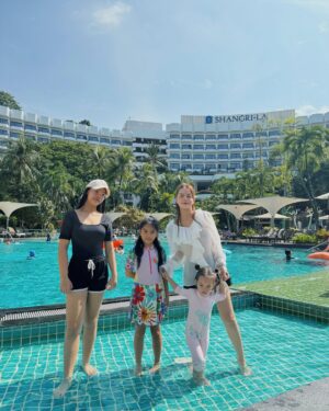 Pham Quynh Anh Instagram - Tới Sentosa mà tìm được chỗ ở dễ
chịu thoải mái như Shangri-La là quá lời. 😍
Không gian xanh mát, phòng thì ấm cúng, nhân viên thì siêu dễ thương và nhiệt tình, phù hợp cho gia đình có các em bé nhỏ. Dù đi du lịch mà luôn thấy thoải mái như ở nhà. 🌿
