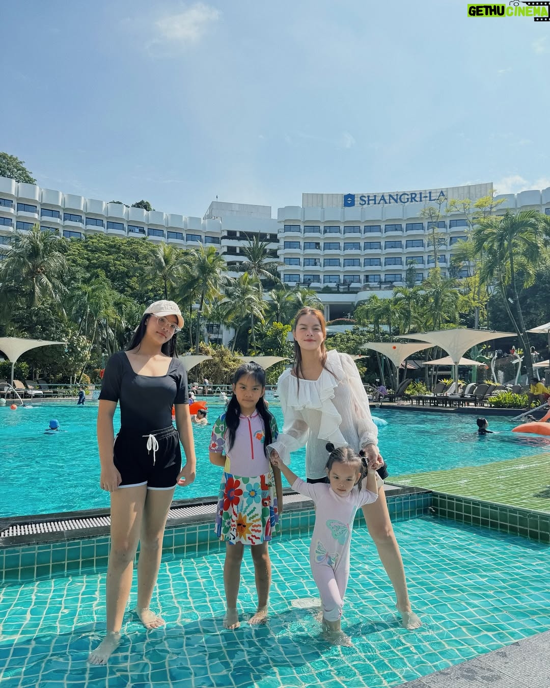 Pham Quynh Anh - 2K Likes - Tới Sentosa mà tìm được chỗ ở dễ 
chịu thoải mái như Shangri-La là quá lời. 😍
Không gian xanh mát, phòng thì ấm cúng, nhân viên thì siêu dễ thương và nhiệt tình, phù hợp cho gia đình có các em bé nhỏ. Dù đi du lịch mà luôn thấy thoải mái như ở nhà. 🌿