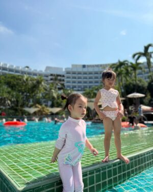 Pham Quynh Anh Instagram - Tới Sentosa mà tìm được chỗ ở dễ
chịu thoải mái như Shangri-La là quá lời. 😍
Không gian xanh mát, phòng thì ấm cúng, nhân viên thì siêu dễ thương và nhiệt tình, phù hợp cho gia đình có các em bé nhỏ. Dù đi du lịch mà luôn thấy thoải mái như ở nhà. 🌿