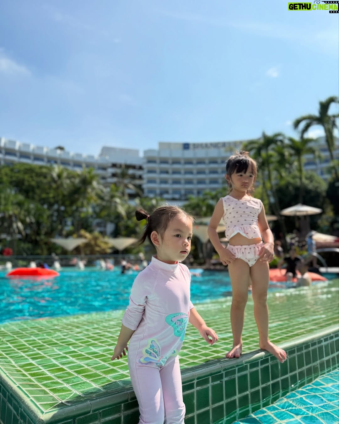 Pham Quynh Anh - 2K Likes - Tới Sentosa mà tìm được chỗ ở dễ 
chịu thoải mái như Shangri-La là quá lời. 😍
Không gian xanh mát, phòng thì ấm cúng, nhân viên thì siêu dễ thương và nhiệt tình, phù hợp cho gia đình có các em bé nhỏ. Dù đi du lịch mà luôn thấy thoải mái như ở nhà. 🌿