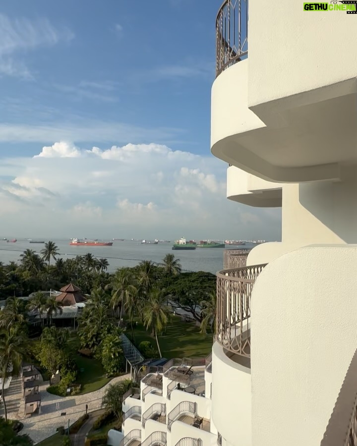 Pham Quynh Anh - 2K Likes - Tới Sentosa mà tìm được chỗ ở dễ 
chịu thoải mái như Shangri-La là quá lời. 😍
Không gian xanh mát, phòng thì ấm cúng, nhân viên thì siêu dễ thương và nhiệt tình, phù hợp cho gia đình có các em bé nhỏ. Dù đi du lịch mà luôn thấy thoải mái như ở nhà. 🌿