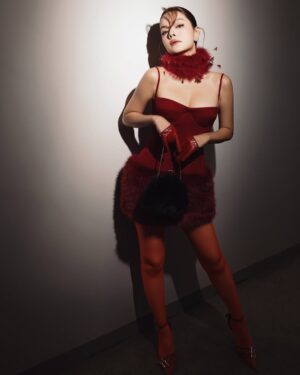 Pham Quynh Anh Instagram - Bên ngoài cơn mưa xám xịt, bên trong các chị em vẫn cực kì rực rỡ, xì lay và mờ … 🔥
#fanciclub