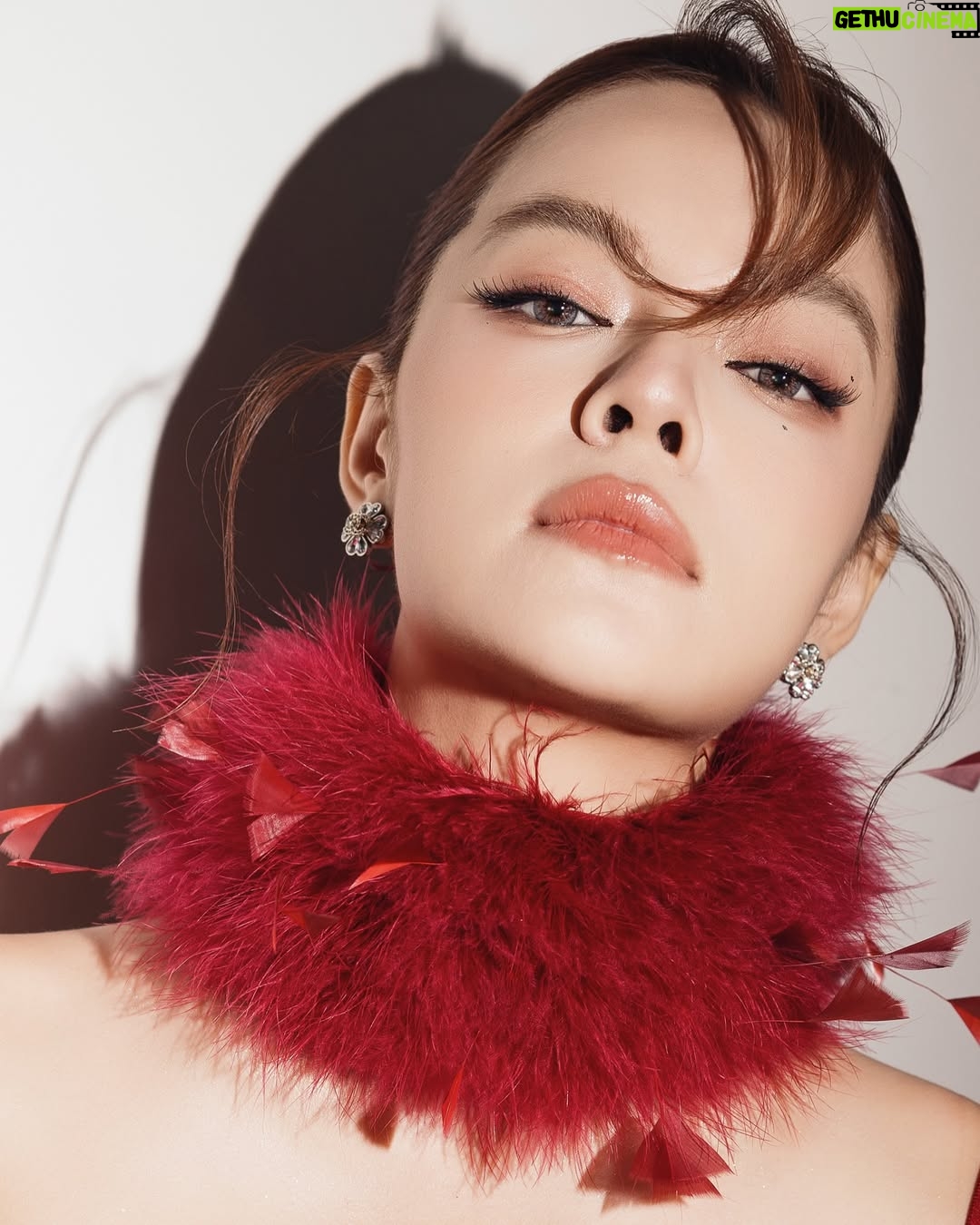 Pham Quynh Anh - 1.4K Likes - Bên ngoài cơn mưa xám xịt, bên trong các chị em vẫn cực kì rực rỡ, xì lay và mờ … 🔥

#fanciclub