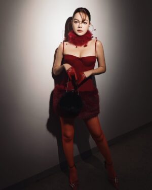 Pham Quynh Anh Instagram - Bên ngoài cơn mưa xám xịt, bên trong các chị em vẫn cực kì rực rỡ, xì lay và mờ … 🔥
#fanciclub