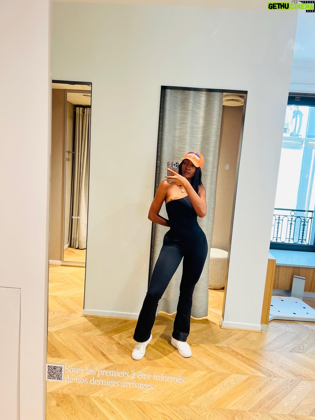 Phina - 56.2K Likes - PARIS DUMP….🤪

#paris