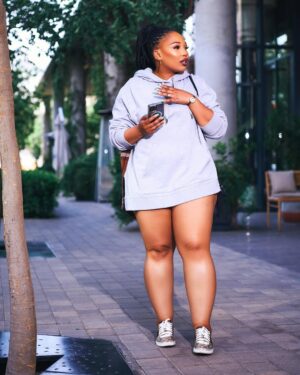 Phindile Gwala Instagram - Vukani! Vukani! Nicabuze nazi izitho zeCowntreee bese siyophanta! Happy New Month bafwethu, I love you all❤️
📸 @mendystudios