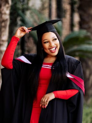 Phindile Gwala Instagram - I (Indlondlo yamaDistinctions) would like to say Congratulations to all the graduates and may you embrace the challenges and opportunities that lie ahead. #luvmehairsouthafrica #luvme #premaxwigs #gluelesswigs
Do not miss👇🏾👇🏾
🚨Luvme Hair Combo Sale 2 Wigs Down to R999
🚨Buy any wig will get Free Gift Set Valued R2500
🚨10% Discount, using Discount Code: PHINDILE
Link 🔗 in Bio🥰
