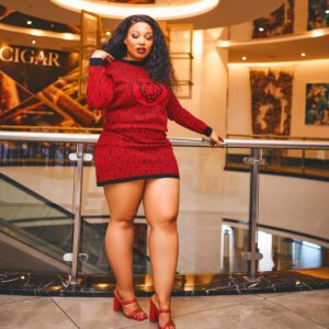 Phindile Gwala Instagram - Must we stop cooking or must we carry on? Shikishitaaaaa
2 peace set @khosinkosi
📸 @mendystudios