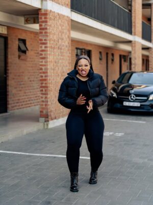 Phindile Gwala Instagram - Ngithe ngisadle “isbaca” ku first frame, kwavele kwala😂😂 Happy Friday everyone and may you have a wonderful weekend❤️❤️ Don’t forget to keep warm🥶
📸 @sightsbylieto