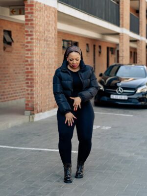 Phindile Gwala Instagram - Ngithe ngisadle “isbaca” ku first frame, kwavele kwala😂😂 Happy Friday everyone and may you have a wonderful weekend❤️❤️ Don’t forget to keep warm🥶
📸 @sightsbylieto