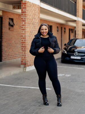 Phindile Gwala Instagram - Ngithe ngisadle “isbaca” ku first frame, kwavele kwala😂😂 Happy Friday everyone and may you have a wonderful weekend❤️❤️ Don’t forget to keep warm🥶
📸 @sightsbylieto