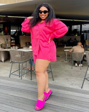 Phindile Gwala Instagram - Ngizwa kuthiwa khona ama lessons okuhleka. Iskole sokufunda ukuhleka like a lady/ gentleman… Anongikhonzela phela 🤣🤣🤣
