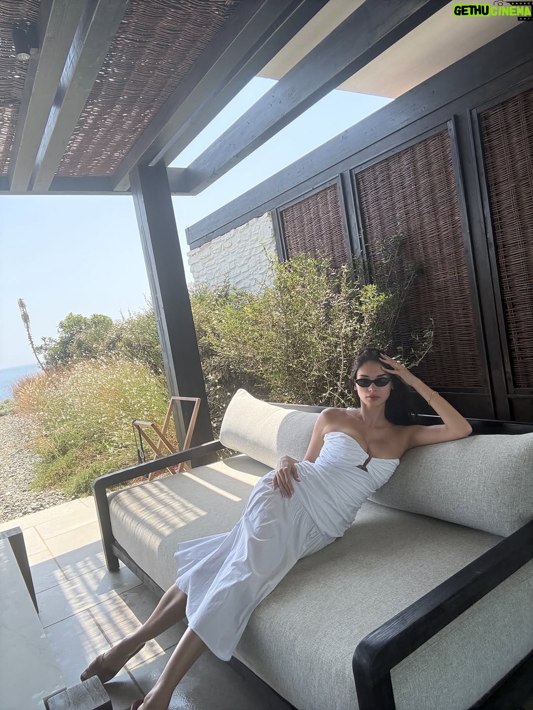 Pia Wurtzbach - 99.7K Likes - Snuck in a bit of a routine here. ❤️ Being outdoors most of the time meant sunscreen all day. Light to barely there makeup (and I love it!) Swimsuits day in and out. Clocking in steps. I mean who wouldn’t love to walk and sight see with these views?! Strength training (yep, working out together is a thing). Clean eating with a side of fun 🍻😉 and of course a good dose of Vitamin D 🌞

#Tinos #Greece