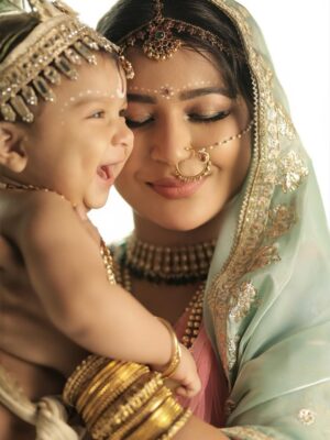 Piya Arora Instagram - ✨ Sharing some beautiful pictures of Janmashtmi look — feeling so divine ✨🙏🏻🧿🥹 🦚 🌸
Swipe to see more—-the second picture is my absolute favourite 💛😍
Which one’s yours? Comment below ⬇️
Photography- @impresio_studio
Kanha’s outfit- @jumpingmonkeys_bysanchi