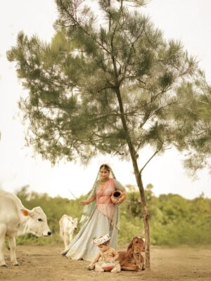 Piya Arora Instagram - ✨ Sharing some beautiful pictures of Janmashtmi look — feeling so divine ✨🙏🏻🧿🥹 🦚 🌸
Swipe to see more—-the second picture is my absolute favourite 💛😍
Which one’s yours? Comment below ⬇️
Photography- @impresio_studio
Kanha’s outfit- @jumpingmonkeys_bysanchi