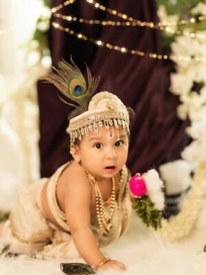 Piya Arora Instagram - ✨ Sharing some beautiful pictures of Janmashtmi look — feeling so divine ✨🙏🏻🧿🥹 🦚 🌸
Swipe to see more—-the second picture is my absolute favourite 💛😍
Which one’s yours? Comment below ⬇️
Photography- @impresio_studio
Kanha’s outfit- @jumpingmonkeys_bysanchi