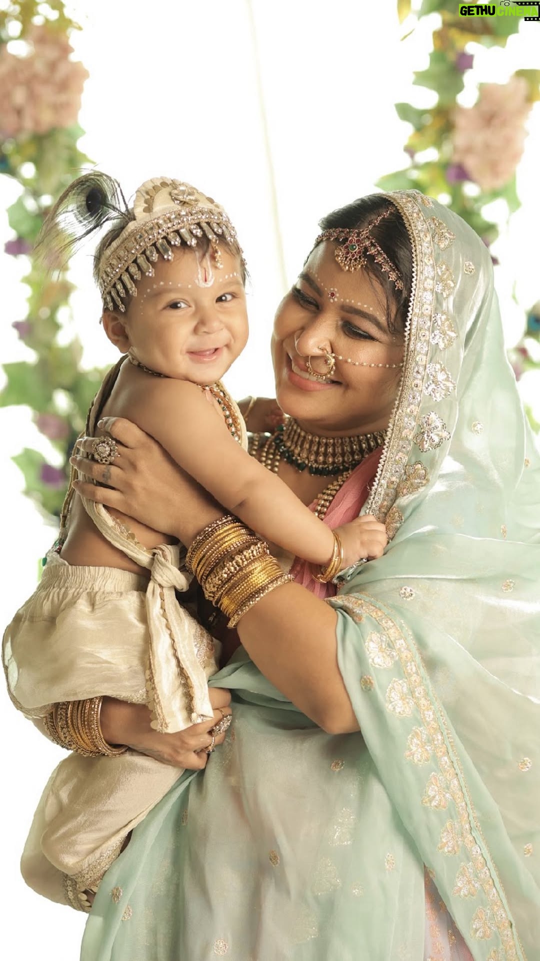 Piya Arora - 6.5K Likes - Every feed is filled with beautiful Yashodas and their little Kanhas… and I’m loving it! 🌸♥️ 🦚 🌸🙏🏻🧿

Celebrating @ramaroraofficial ‘s first janmashtmi 🤗♥️🧿

Happy janmashtmi 🙏🏻🪷

#janmashtamispecial #yashodamaiya #kanha #reel #reelindia #reelitfeelit #reelkarofeelkaro