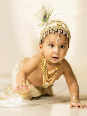 Piya Arora Instagram - ✨ Sharing some beautiful pictures of Janmashtmi look — feeling so divine ✨🙏🏻🧿🥹 🦚 🌸
Swipe to see more—-the second picture is my absolute favourite 💛😍
Which one’s yours? Comment below ⬇️
Photography- @impresio_studio
Kanha’s outfit- @jumpingmonkeys_bysanchi