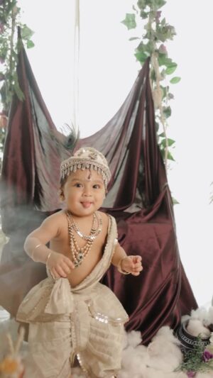 Piya Arora Instagram - !!First Janmashtami look of Ram!!🌸🙏🏻🧿
Here’s our little Kanha’s very first look ✨

Such an amazing shoot — Ram cooperated so well even at this age.
Huge thanks to the talented photographers @impresio_studio team for putting in their 100% — it turned out exactly as I had imagined. 😍🥰
Special thanks to @jumpingmonkeys_bysanchi for arranging the perfect outfit at the last minute 💛🫶🏻🙏🏻

Please shower him with all your love and blessings 🙏💫
May Krishna always keep him happy and blessed.