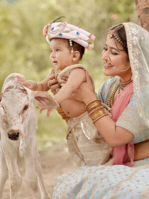 Piya Arora Instagram - ✨ Sharing some beautiful pictures of Janmashtmi look — feeling so divine ✨🙏🏻🧿🥹 🦚 🌸
Swipe to see more—-the second picture is my absolute favourite 💛😍
Which one’s yours? Comment below ⬇️
Photography- @impresio_studio
Kanha’s outfit- @jumpingmonkeys_bysanchi