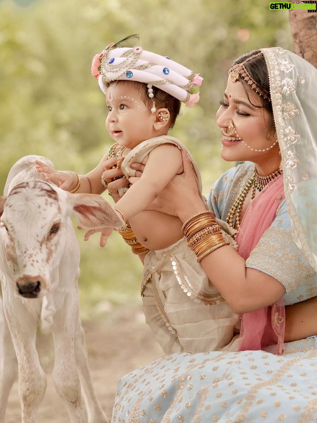 Piya Arora - 46.4K Likes - ✨ Sharing some beautiful pictures of Janmashtmi look — feeling so divine ✨🙏🏻🧿🥹 🦚 🌸

Swipe to see more—-the second picture is my absolute favourite 💛😍
Which one’s yours? Comment below ⬇️

Photography- @impresio_studio 
Kanha’s outfit- @jumpingmonkeys_bysanchi