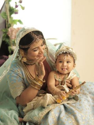 Piya Arora Instagram - ✨ Sharing some beautiful pictures of Janmashtmi look — feeling so divine ✨🙏🏻🧿🥹 🦚 🌸
Swipe to see more—-the second picture is my absolute favourite 💛😍
Which one’s yours? Comment below ⬇️
Photography- @impresio_studio
Kanha’s outfit- @jumpingmonkeys_bysanchi