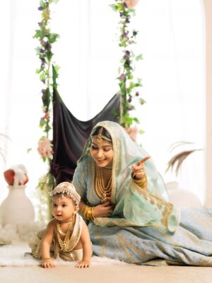 Piya Arora Instagram - ✨ Sharing some beautiful pictures of Janmashtmi look — feeling so divine ✨🙏🏻🧿🥹 🦚 🌸
Swipe to see more—-the second picture is my absolute favourite 💛😍
Which one’s yours? Comment below ⬇️
Photography- @impresio_studio
Kanha’s outfit- @jumpingmonkeys_bysanchi