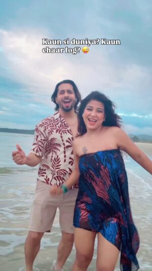 Piya Arora Instagram - Let them talk na! 😎 @appy123 

Tag 90’s kids 🤗

#goabeach #reelitfeelit #reelkarofeelkaro #bollywood #reel #reelindia #reelinstagram #reels #trending #dancereel #coupledance