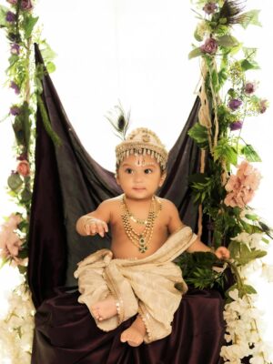 Piya Arora Instagram - ✨ Sharing some beautiful pictures of Janmashtmi look — feeling so divine ✨🙏🏻🧿🥹 🦚 🌸
Swipe to see more—-the second picture is my absolute favourite 💛😍
Which one’s yours? Comment below ⬇️
Photography- @impresio_studio
Kanha’s outfit- @jumpingmonkeys_bysanchi