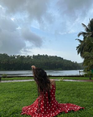 Piya Arora Instagram - कैसे कह दूँ के खुदा सुनता नहीं मेरी .. जब भी सुकूं माँगा ,वो बारिश कर देता है ! ☔️ - piya arora #rainislove❤️
Who is waiting for rain ? 🤗
#rain #kerala #wether #rainy #peace #blessed